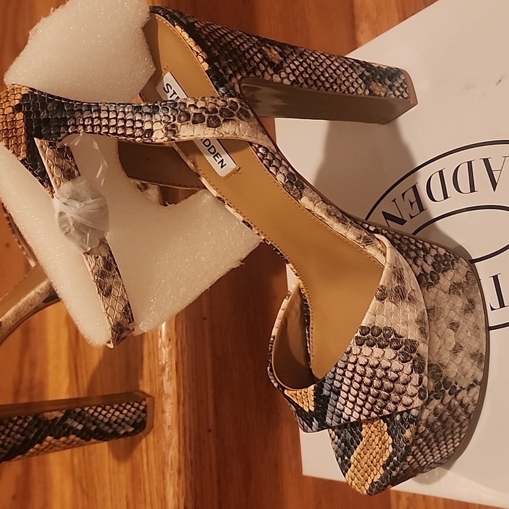 NIB Steve Madden Snake High Heel Sandals  9.5